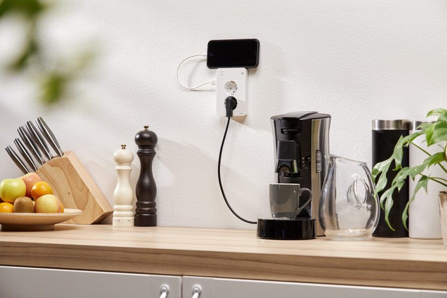 En stikkontakt med både vanlig stikk og USB-porter øker ladekapasiteten ved kjøkkenbenken.