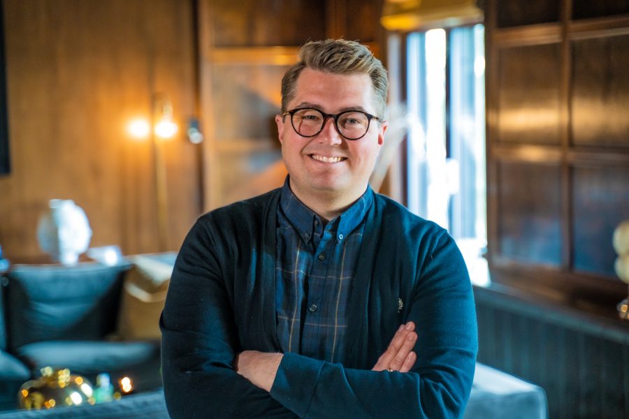 Eirik vigeland fra boligmappa smiler til kamera