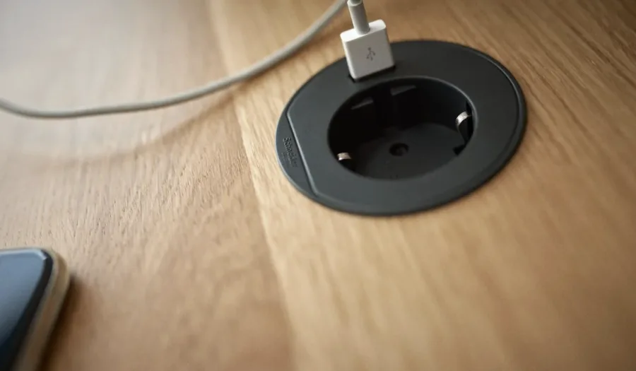 Innfelt stikkontakt med USB-uttak montert i bordplate